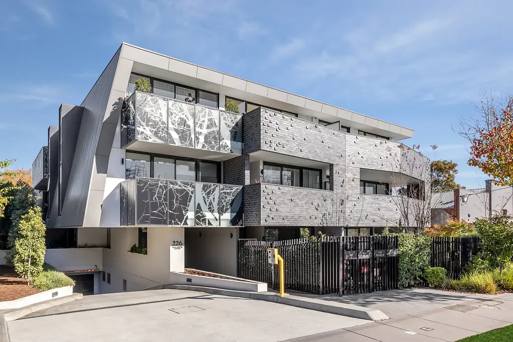 Malvern East 2ਬੈੱਡਰੂਮ Lifestyle, security and convenience featuring sunny North-facing terrace.