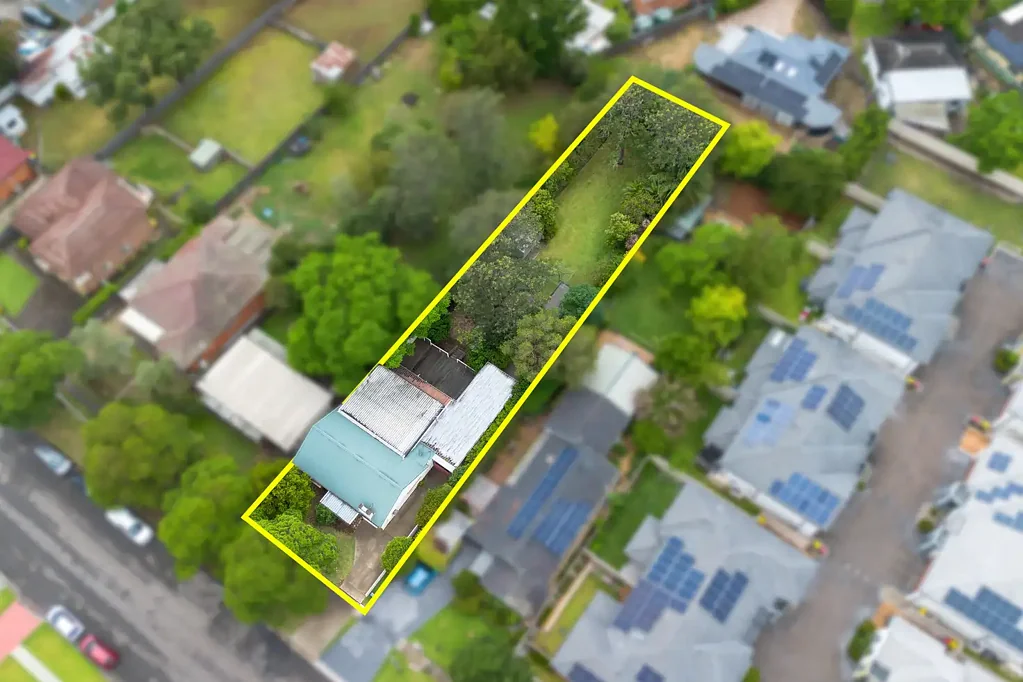 Schofields 3房 宽敞地块1130平米  分割潜力巨大  两个独立起居空间  全屋百叶窗空调  主卧带分体空调  所有卧室带衣柜吊扇  家庭友好后院  树屋工具房齐全  Schofields地铁学区  周边设施完善 Exceptional family living, excellent opportunity to subdivide and capitalise (STCA)