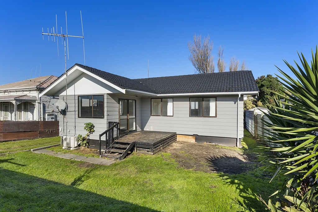 Castlecliff 3 Bedroom Available now! Three bedroom home