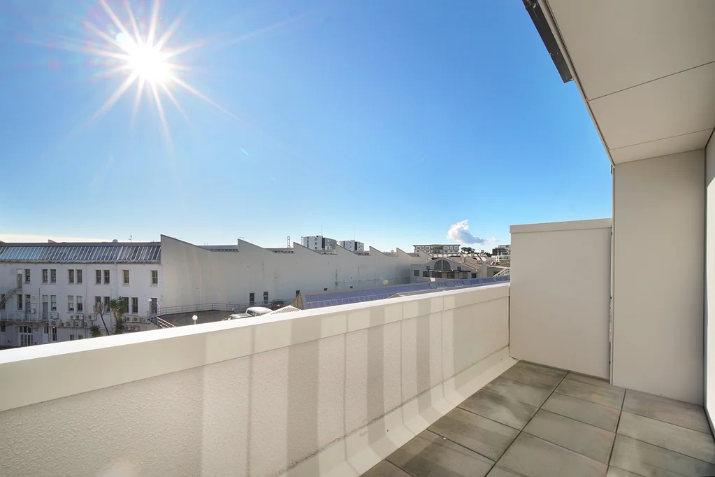 Stylish Elevated Townhouse- central location