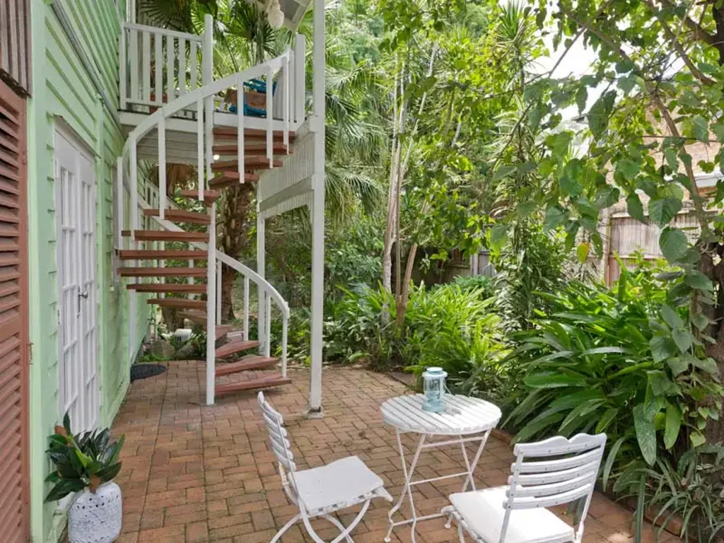Charming 3 bedroom flat on lower level