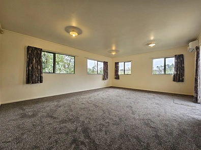 A beautiful renovated family house with 3 bedrooms and 1.5 bathroom in Massey