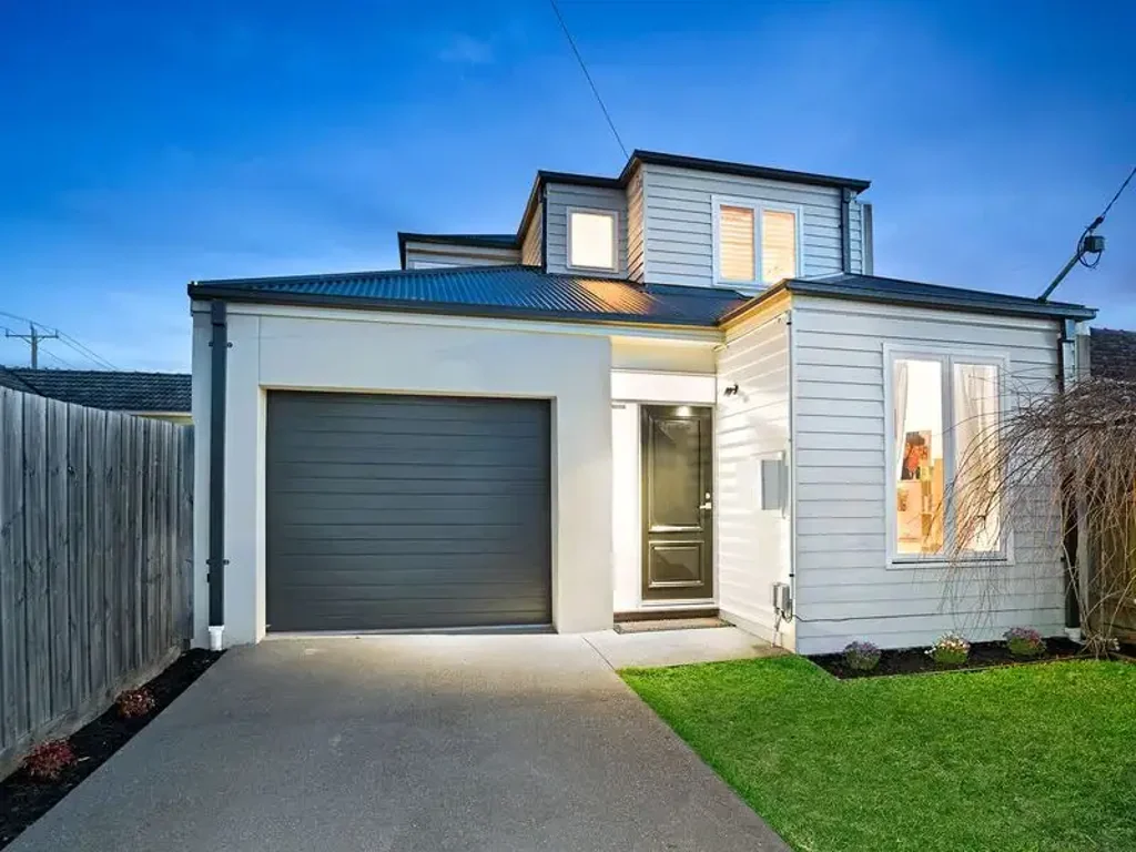Light filled & spacious family townhouse!