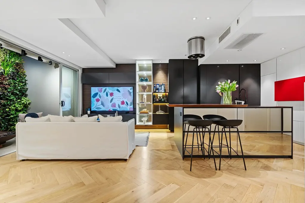 Potts Point 1房 CBD古建筑奢华公寓 两层独立设计 卧室套房私密露台 美食厨房室内外生活 主人套房高端饰面 智能生活安全停车 豪华配置一应俱全。 Sophisticated Inner-City Living in Iconic Heritage Setting