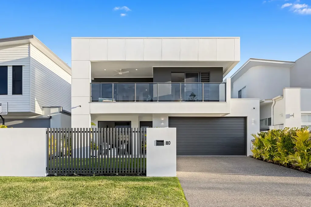 Pelican Waters 4 Slaapkamer UNINTERRUPTED WATER VIEWS & VERSATILE COASTAL LIVING