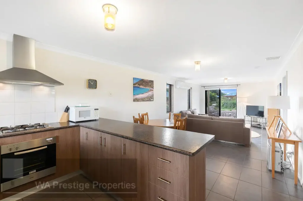 Albany 2房  Attention Investors!  Fully Furnished & Equipped Beach Cottage in rural habitat, very close to the ocean!