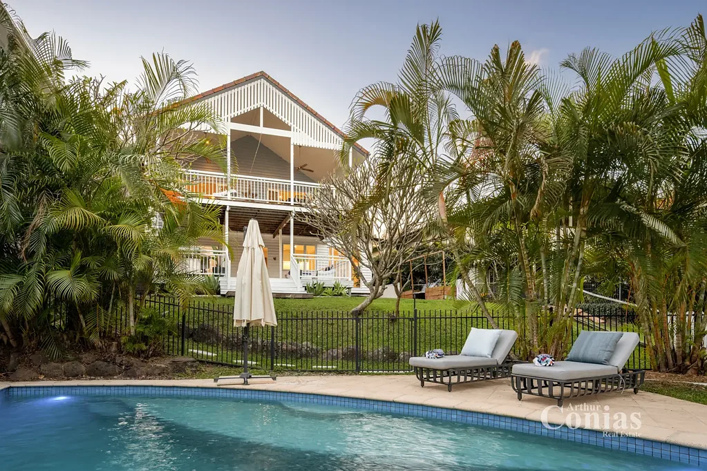 Ashgrove 5Kwarto Elegant Family Living with City Views on Sprawling 885sqm Block
