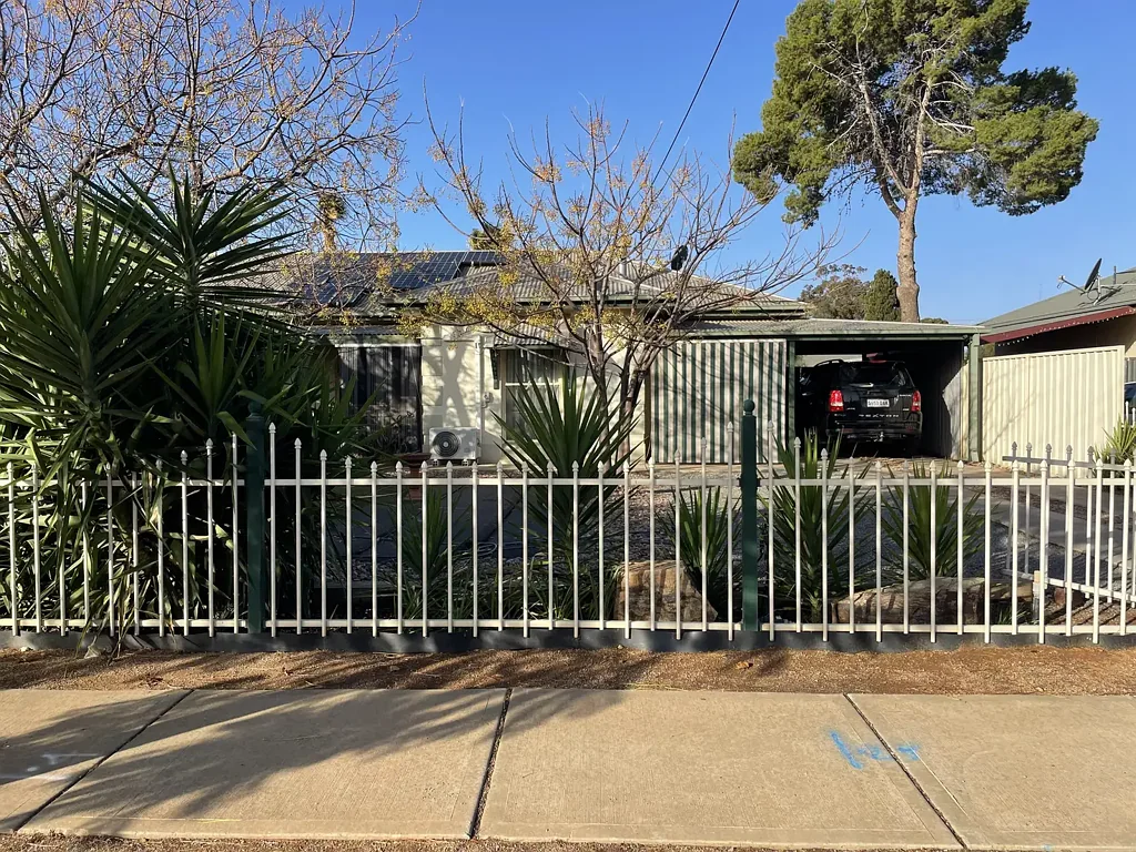 Port Pirie 2ਬੈੱਡਰੂਮ MAISONETTE WITH A BIT MORE