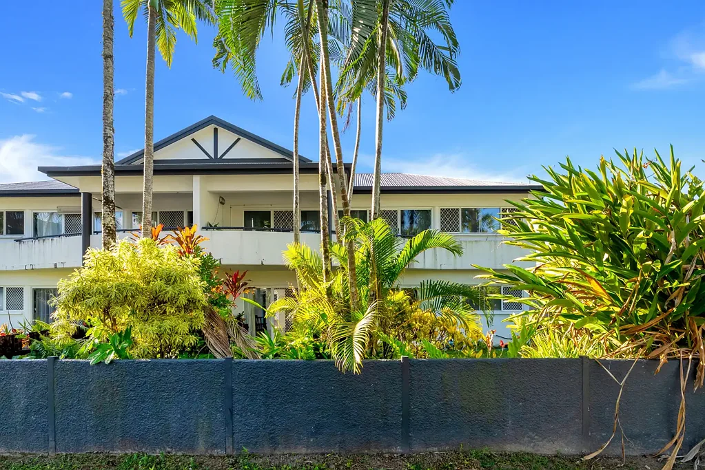 Manoora 2房  Stylish Unit with Courtyard & Lock-Up Garage