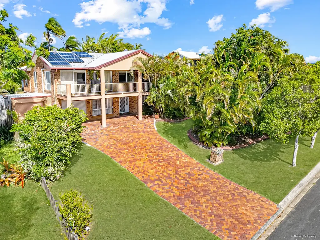 Urraween 5房  Much Loved Family Home offering Sea Views !