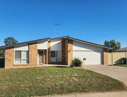 8 Austin Crescent, Moura, QLD 4718, 4 ਕਮਰੇ, 2 ਬਾਥਰੂਮ, House