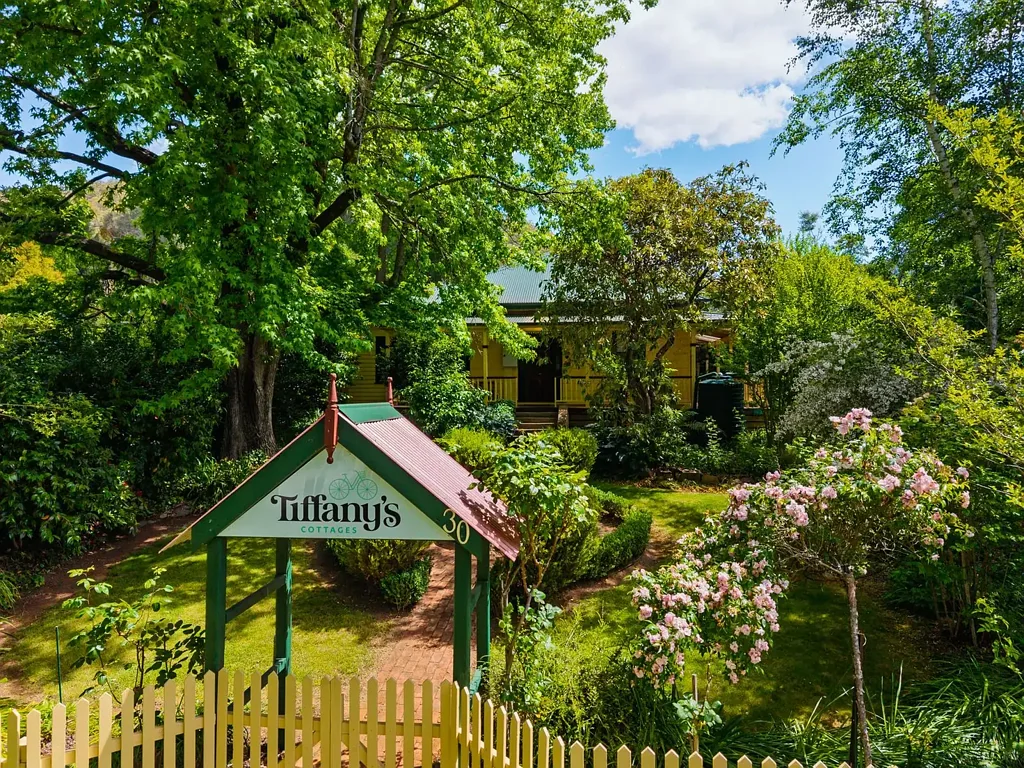 Bright 8બેડરૂમ Tiffany’s Cottages: Exceptional Residence with Thriving Accommodation Business