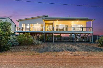 Thompson Beach 3कमरा Stunning Coastal Home with Breathtaking Beachfront Views