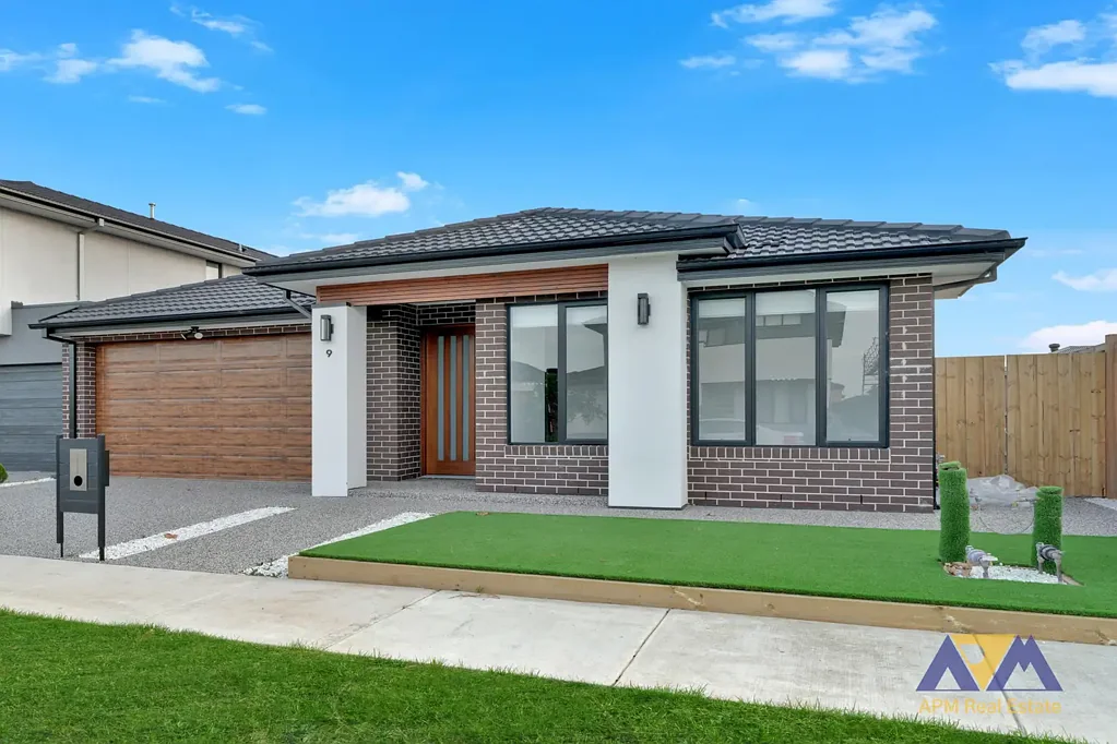 Spacious Family Home in Tarneit - Available Now!