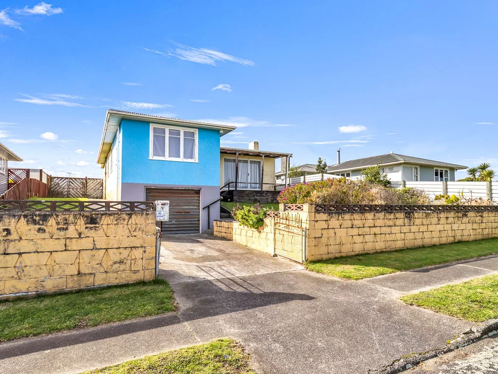 Castlecliff 3બેડરૂમ Secure This Coastal Home!