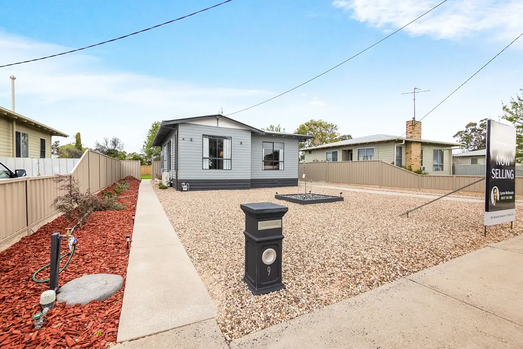 Horsham 3Zimmer Investor Alert!
Fully Renovated Home in Popular Horsham West with Immediate Rental Return of $495p/w