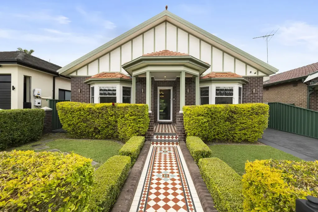 Ashbury 4Kwarto Elegant Federation Family Home with Modern Comforts