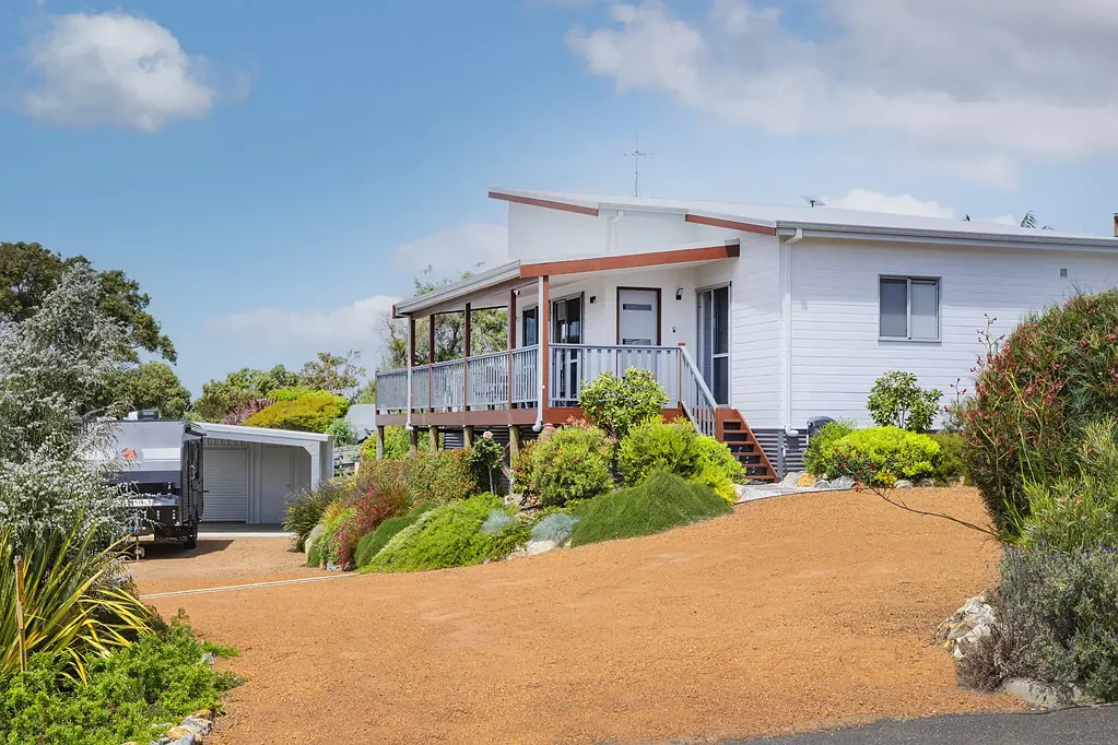 Augusta 3房  Modern Coastal Living with Water Views
