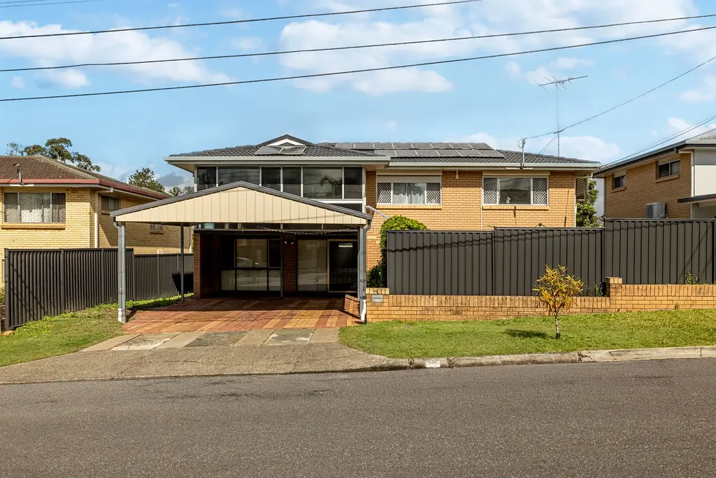 Mansfield 4غرفة نوم Spacious Family Home in One of Mansfield's Most Desirable Locations - Just Minutes' Walk to Mansfield Primary & Mansfield State High School