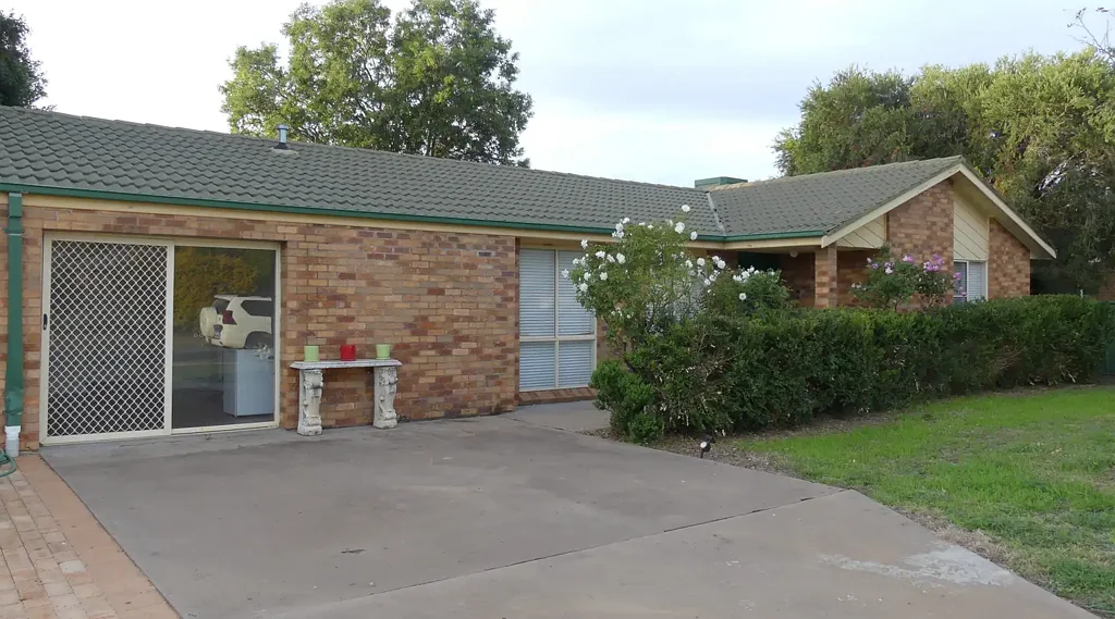 Warren 4Moenga Very Nice Family Home