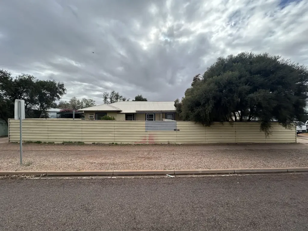 Port Augusta 6ਬੈੱਡਰੂਮ Dual Income, Double Potential – Solid Brick Duplex Opposite School