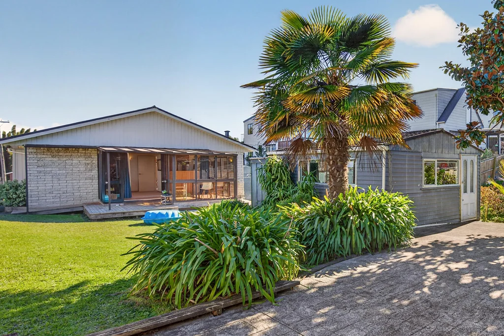 Te Atatu South 2chambre Privacy, Personality and Plenty of Outdoor Space