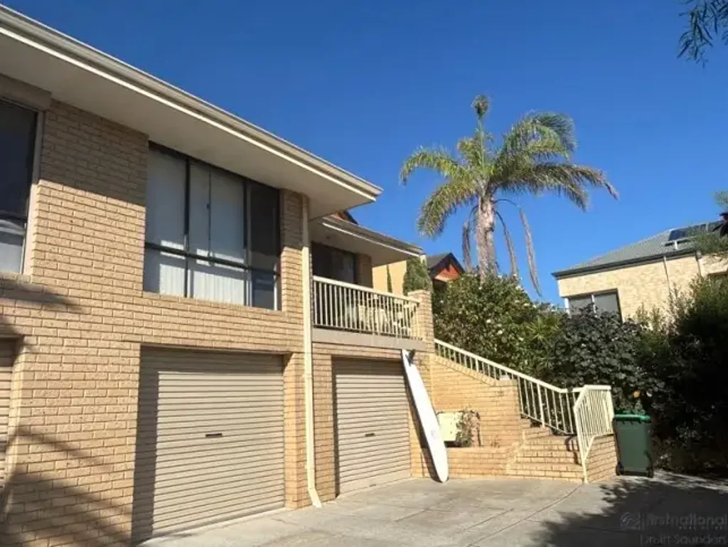 BEACH, CAFÉS & COASTAL LIVING AT YOUR DOORSTEP!
HOME OPEN TUESDAY 25 AUGUST AT 11.00AM SHARP!