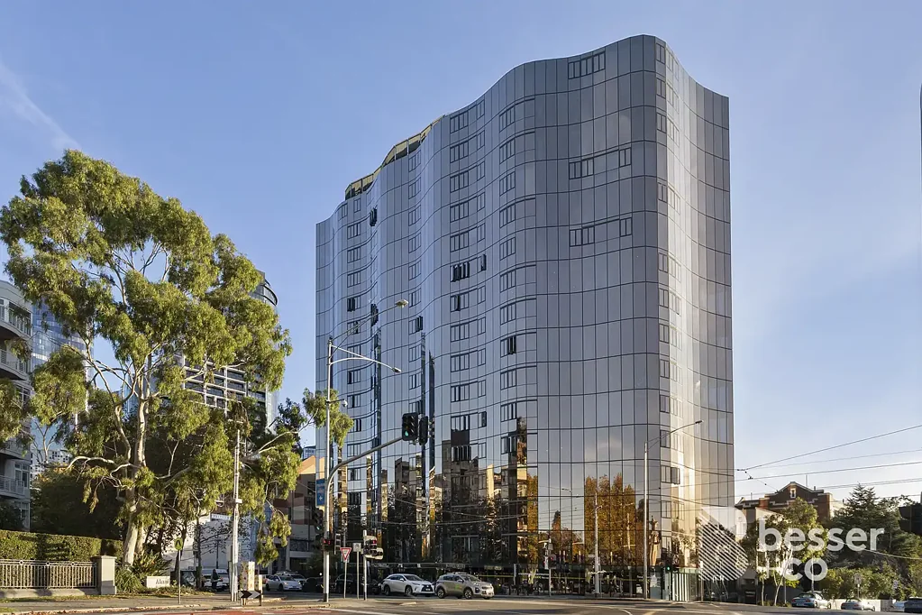 South Yarra 2房 雅拉河畔景致 时尚三层安保 全景落地窗 高端电器配置 礼宾服务 地段便利 A New York Essence with River Vistas