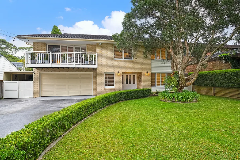 Belrose 4chambre Immaculate dual level with exceptional outdoor entertaining.