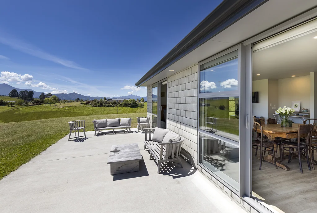 Renwick 4 Bedroom Waterfront Country Life