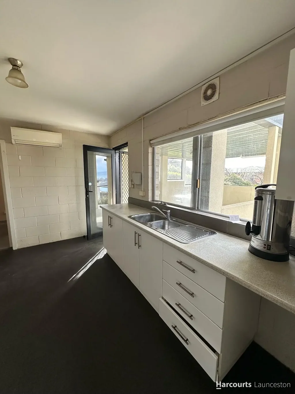 Neat and Tidy 1 Bedroom Unit in Quiet Street!