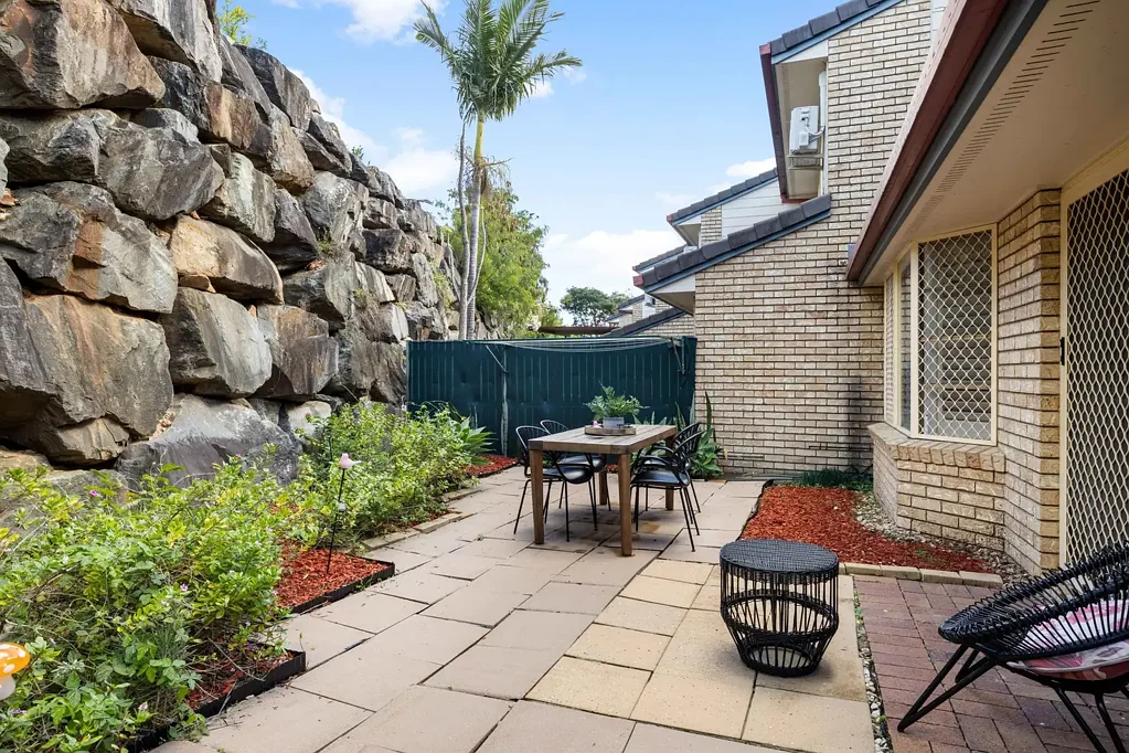 Carina Heights 3房 地理位置优越，精美翻新的联排别墅 Beautifully renovated townhome in an exceptional location