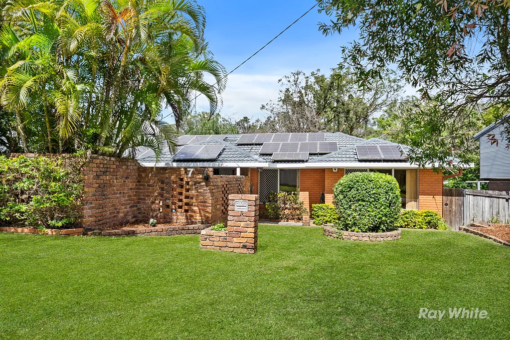 Springwood 3 Bedroom Private access to Springwood wildlife corridor. Dual dwelling potential* Multiple living & entertaining areas plus an outdoor spa!
