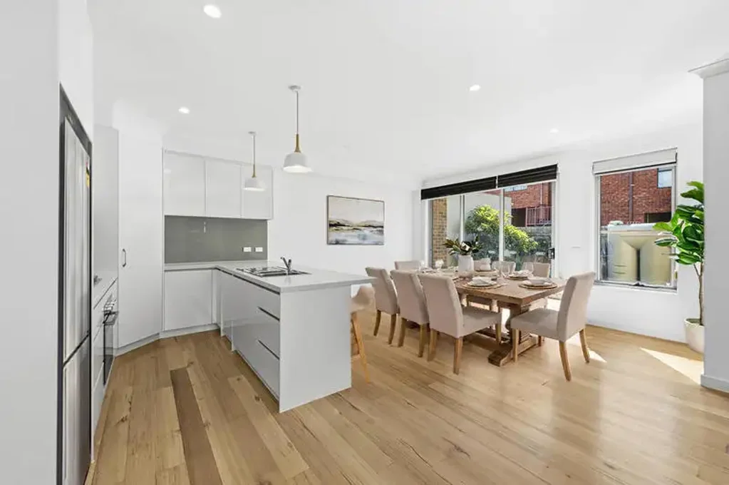 Moonee Ponds 3房 六星能耗评级 精致装修 高端奢华 开放式双包厨房 主卧带独立卫浴 低维护庭院 优越地理位置 First-Class Home