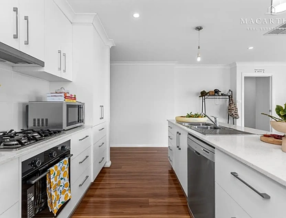 1/10 Watson Boulevard, Lloyd, NSW 2650, 2 ਕਮਰੇ, 2 ਬਾਥਰੂਮ, House