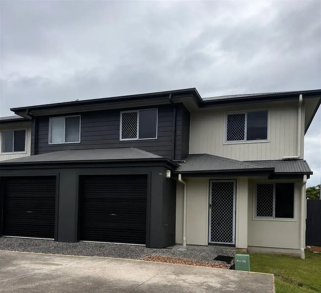 Modern 3-Bedroom Townhouse with Pool in a Convenient Location