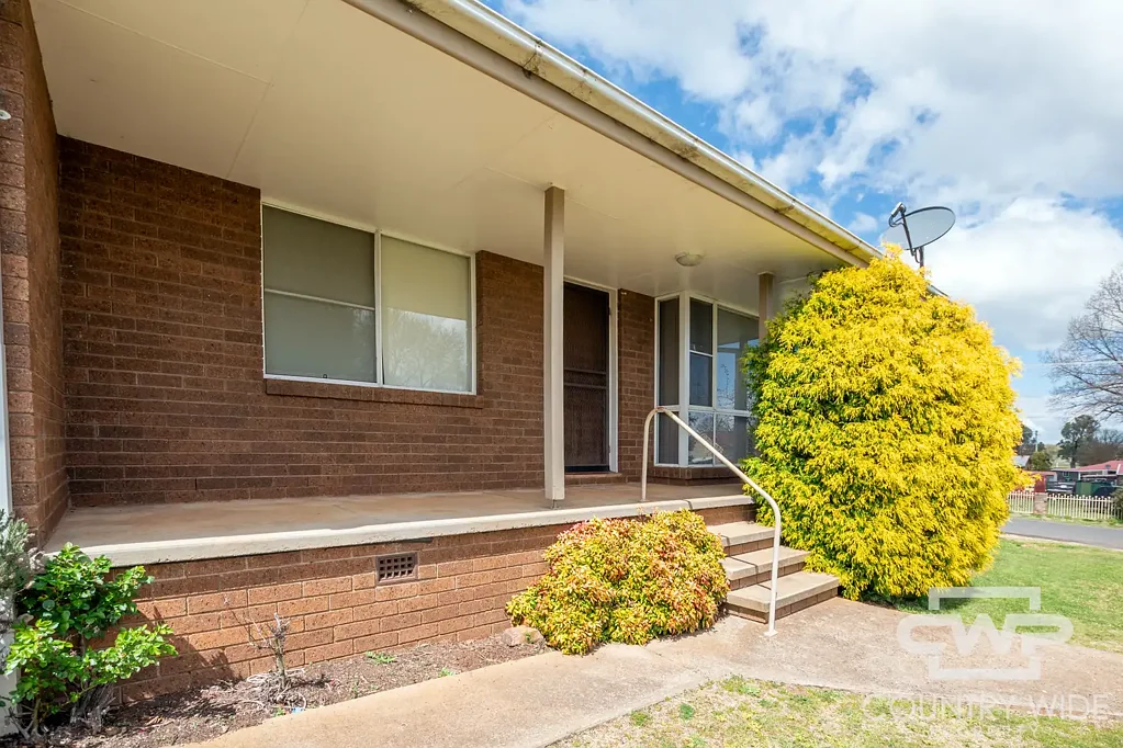 Two Bedroom Unit Close to Town,