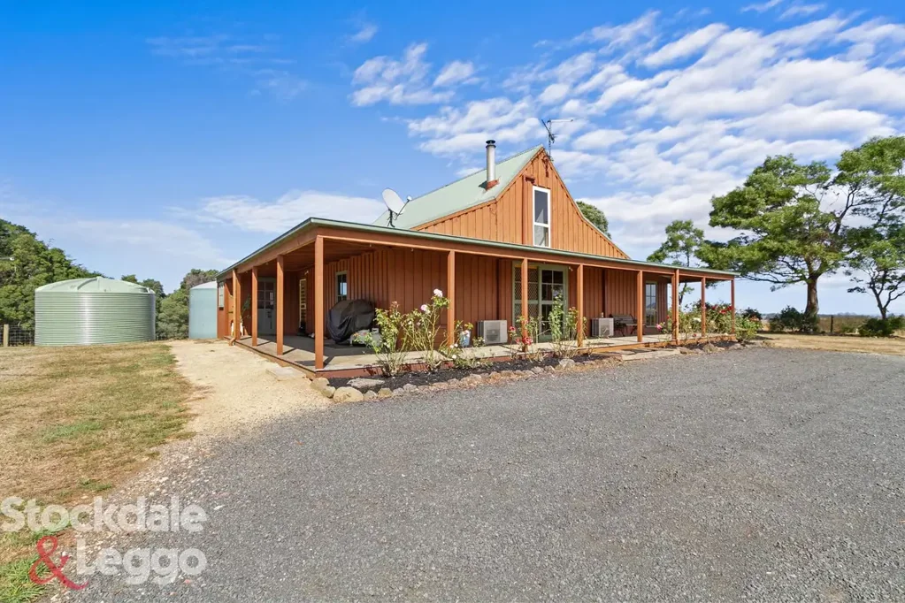 Boolarra South 3침실 CHARMING BARN-STYLE LIVING WITH SWEEPING RURAL VIEWS