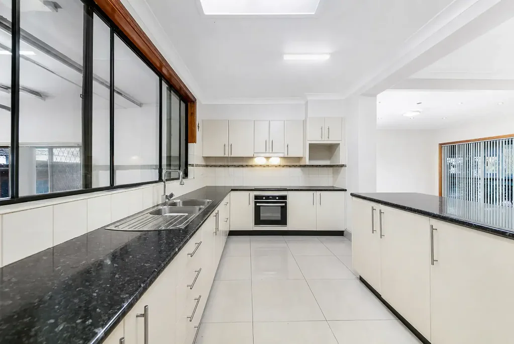 Bass Hill 3房 高地静谧街 556.4sqm宽土 双联开发潜力 近学校公园 DUPLEX POTENTIAL (STCA) - DETAILS GEORGE QUI 0408 889 788