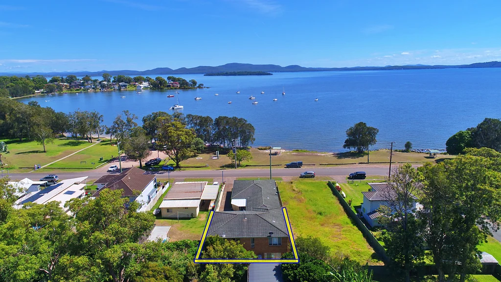 Tanilba Bay 3 Bedroom Waterside Living with Northerly views over Port Stephens!
