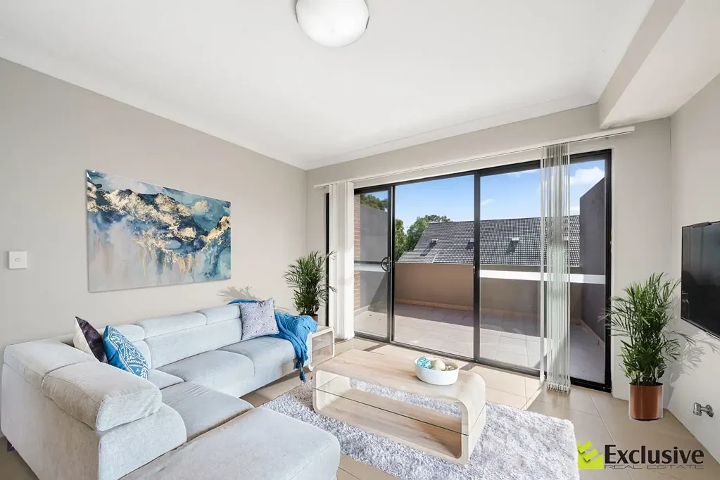 Spacious Split-Level Apartment in Prime Lifestyle Location