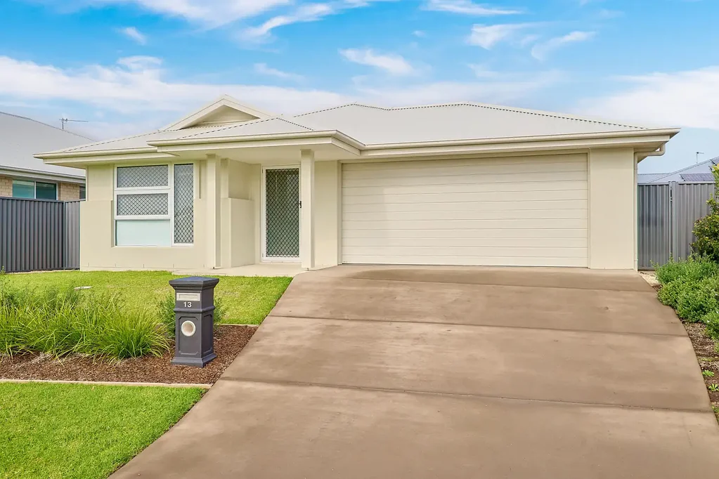 CONTEMPORARY LIVING IN SOUGHT-AFTER SOVEREIGN HILLS!