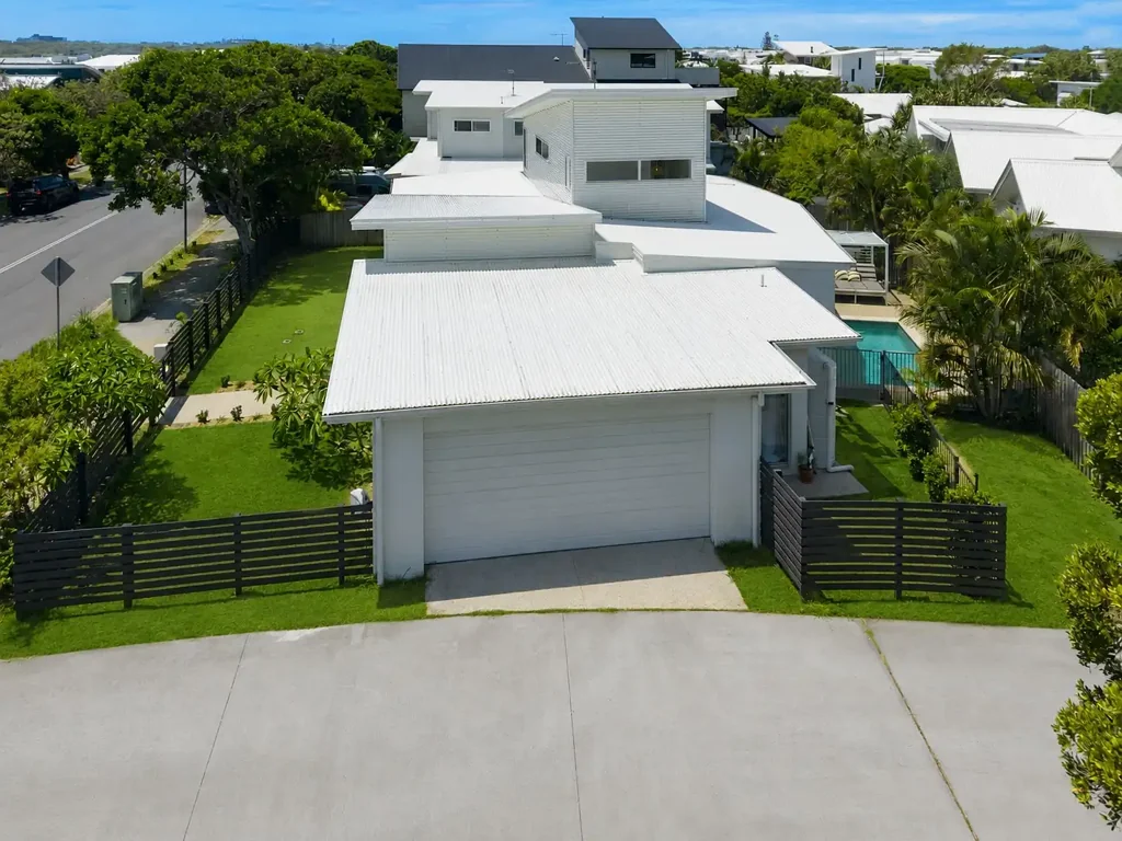 Casuarina 4 Bedroom Beachside Home, Corner Position, Stroll to Beach