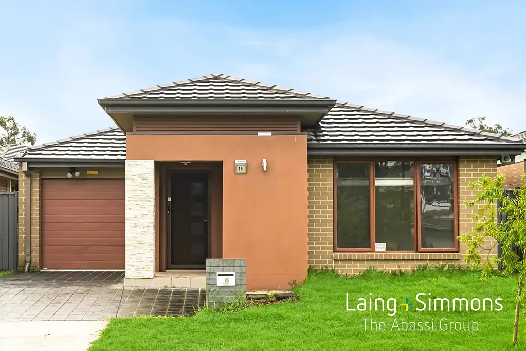 Modern Family Living in a Prime Ropes Crossing Location