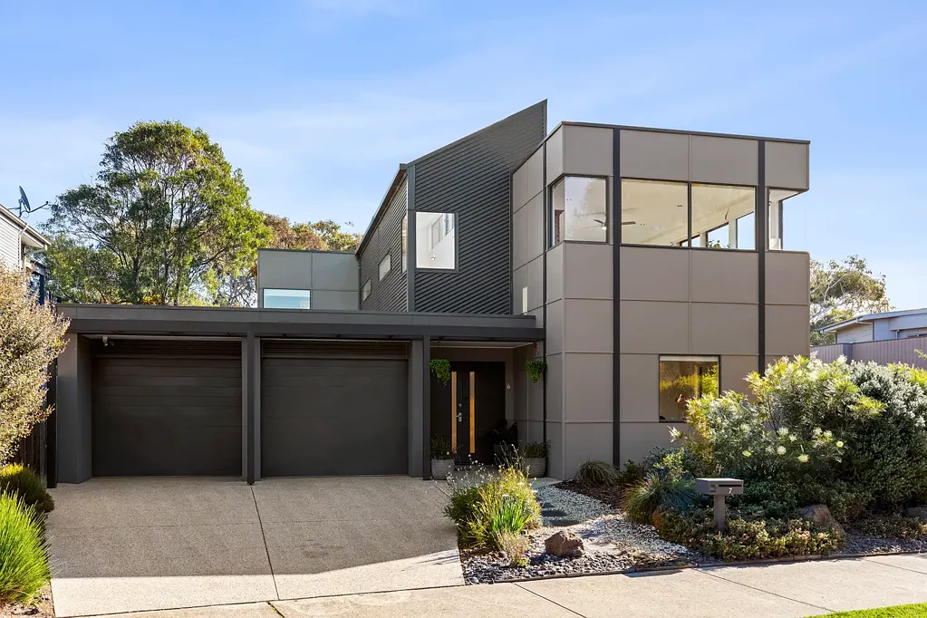 Torquay 4ਬੈੱਡਰੂਮ Contemporary refinement with fairway frontage and coastal ease