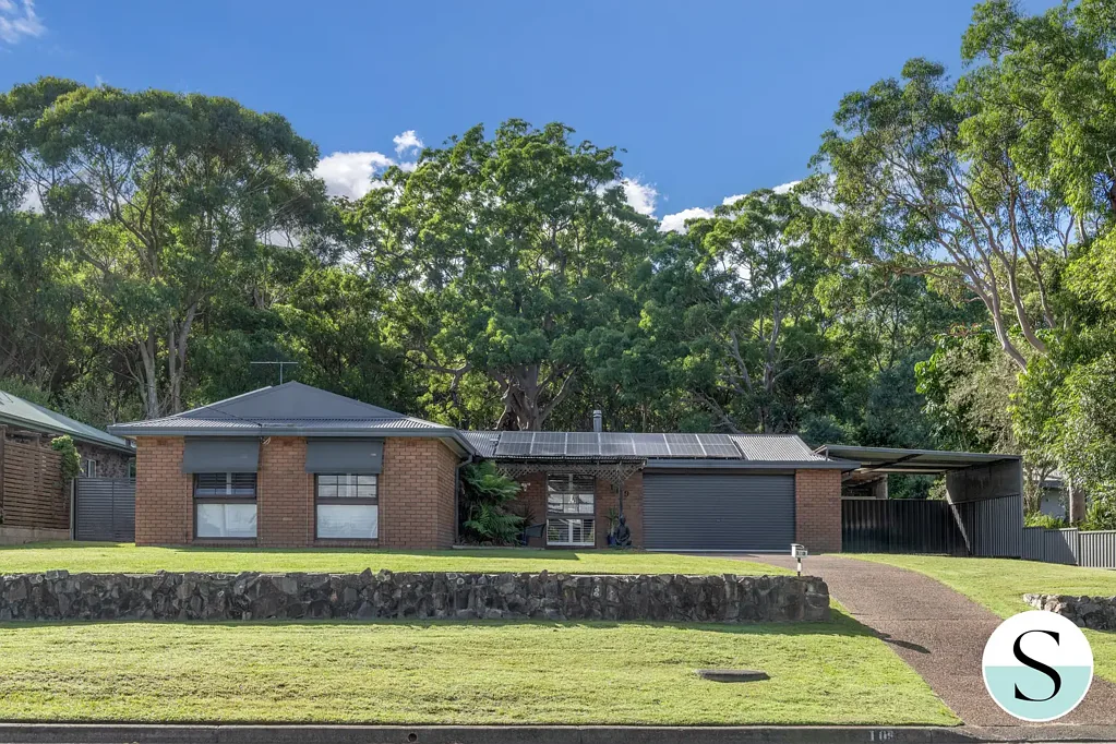 Spacious Single-Level Home with large ingound pool and Pool House, Oversized Block & Room for All the Toys – Backing onto National Park!