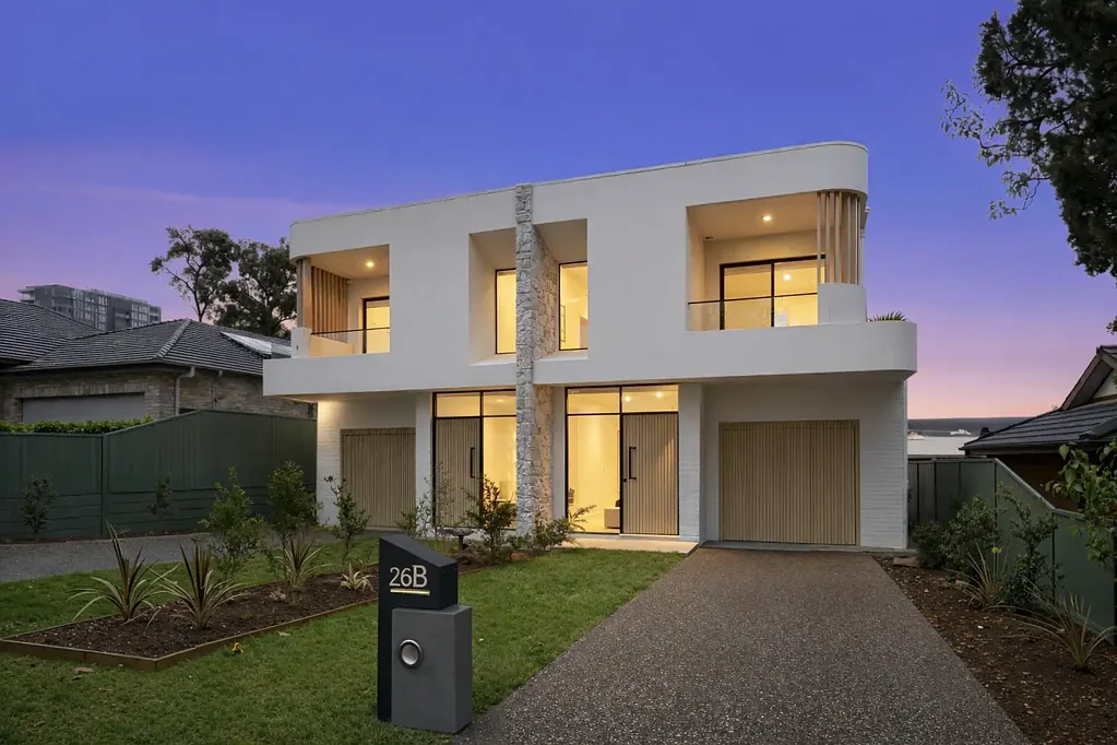 Kirrawee 4Kwarto As New Duplex with pool and 459m2 block.