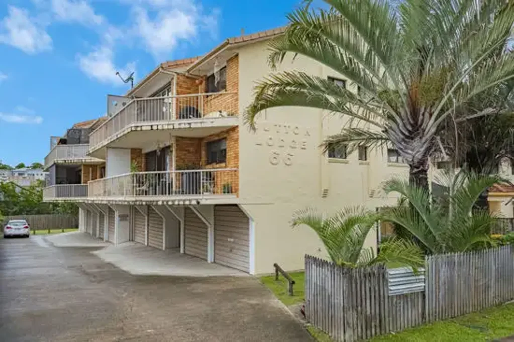 Centrally Located Top Floor Unit - Walk to the Beach!!!