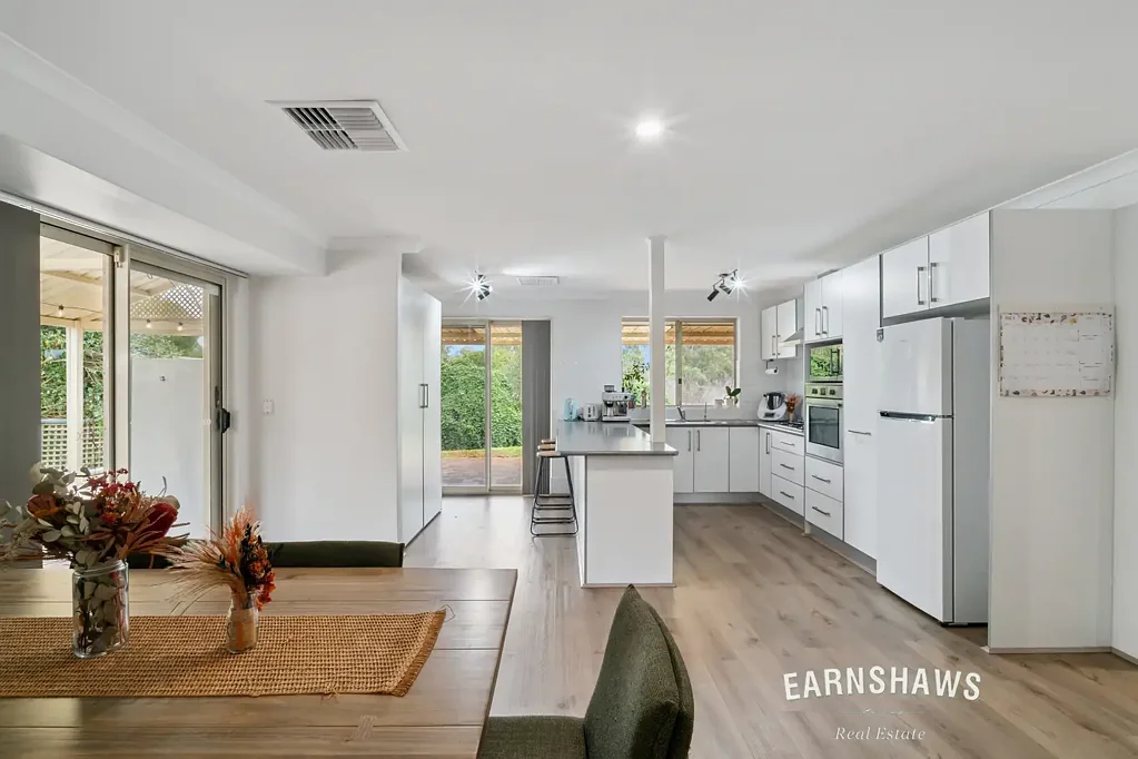 24 Harcourt Place, Bellevue, WA 6056