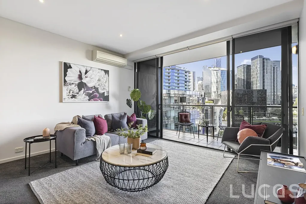 Docklands 2房 滨水美宅，明亮宽敞 BRIGHT & SPACIOUS LIVING ON THE WATERFRONT